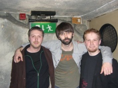 Joe Hill zusammen mit Gerald und Tiberius am 31. März 2007 bei seiner Lesung in der Diamond Lounge des White Trash in Berlin