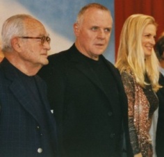 Dino de Laurentiis, Anthony Hopkins und Martha De Laurentiis bei der Premiere von Hannibal an der Berlinale, 2001